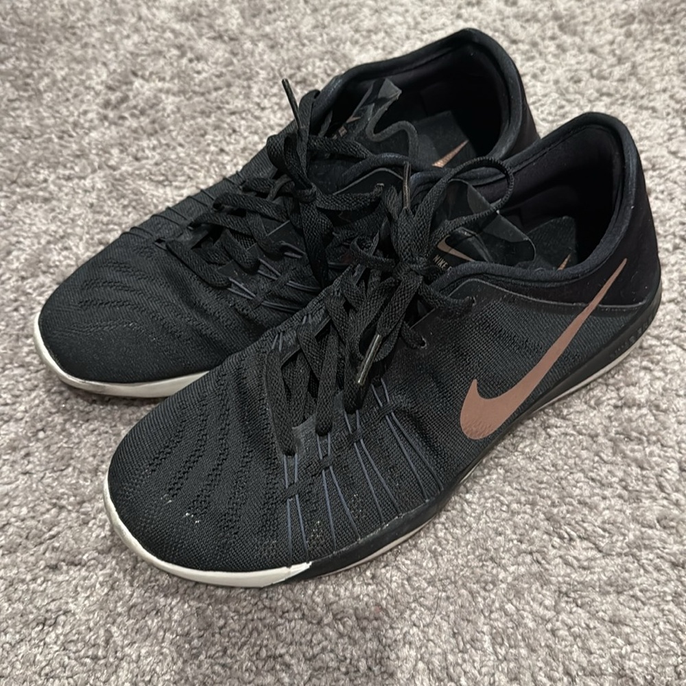 Nike women’s free tr 6 Black/rose gold sneakers - Picture 3 of 5